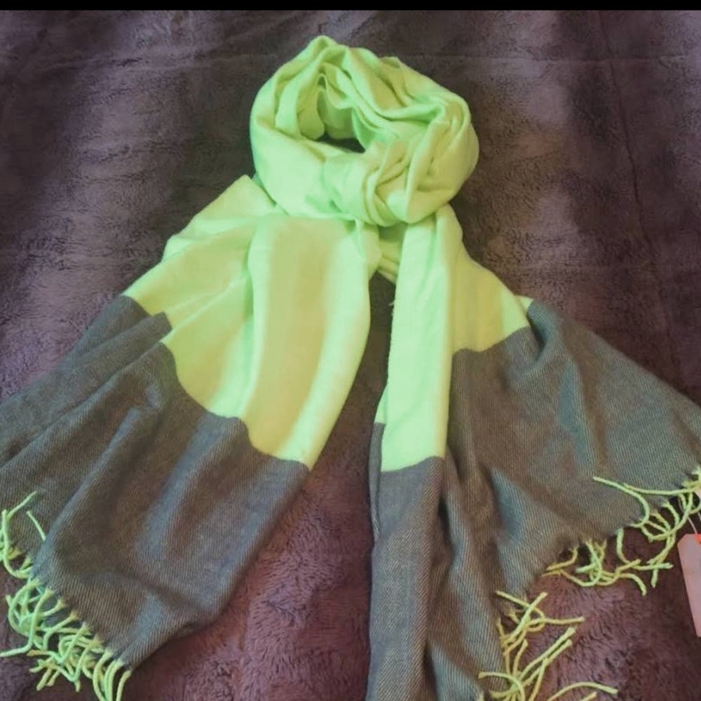 GAP Blanket Scarf in Shades of Green.